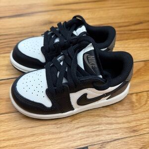 Nike Black and White Sneakers Classic Design